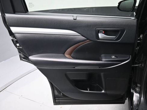 Used 2019 Toyota Highlander XLE image 31