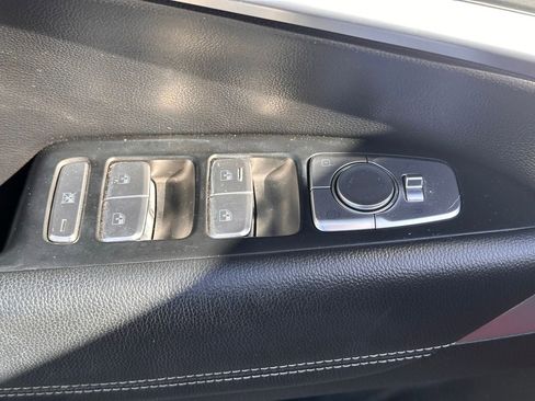 Used 2023 Genesis G70 2.0T image 19