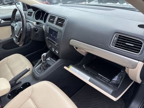 Used 2017 Volkswagen Jetta SE image 23