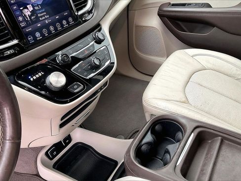 Used 2020 Chrysler Pacifica Touring-L w/ Premium Audio Group image 16