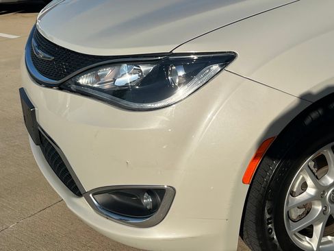 Used 2020 Chrysler Pacifica Touring-L FWD image 4
