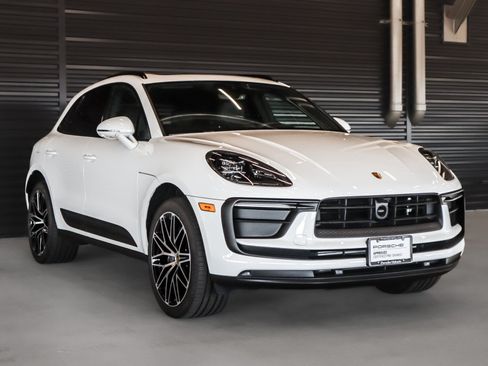 Certified 2026 Porsche Macan AWD/4WD image 7