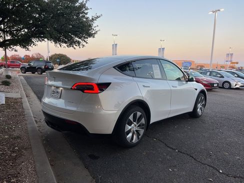 Used 2022 Tesla Model Y Long Range image 7