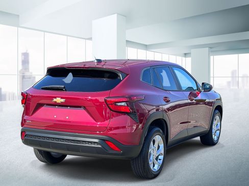 Used 2024 Chevrolet Trax LS w/ LS Convenience Package FWD image 4