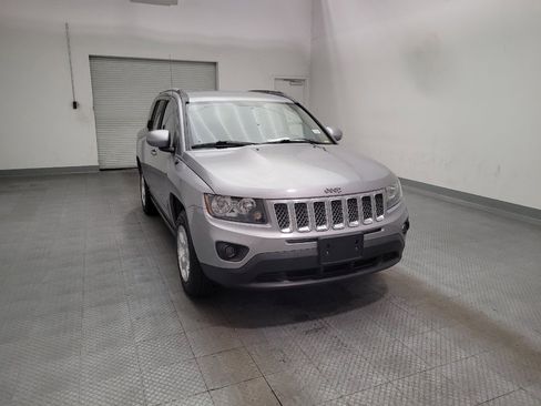 Used 2017 Jeep Compass Latitude FWD image 14