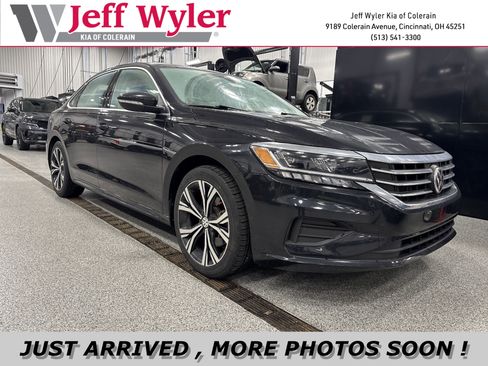 Used 2022 Volkswagen Passat 2.0T SE image 1