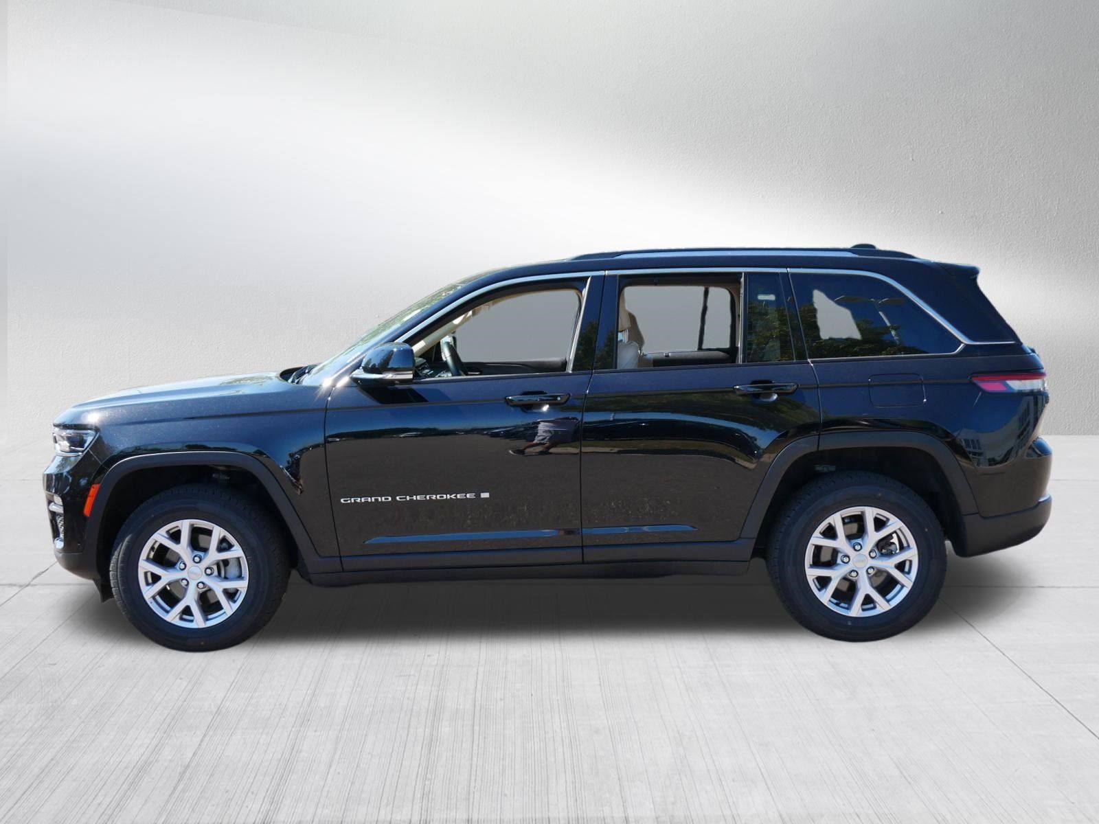 Used 2022 Jeep Grand Cherokee Limited w/ Luxury Tech Group II AWD/4WD image 4