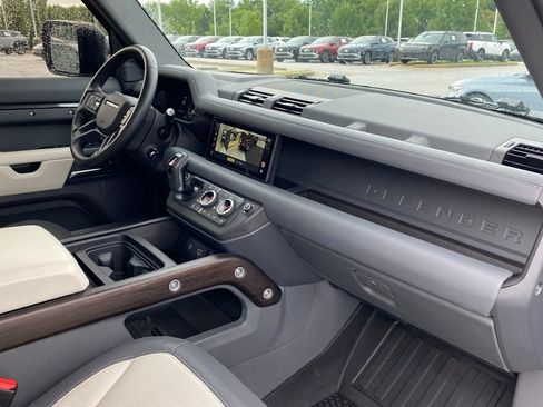 Used 2024 Land Rover Defender 110 X-Dynamic SE AWD/4WD image 32