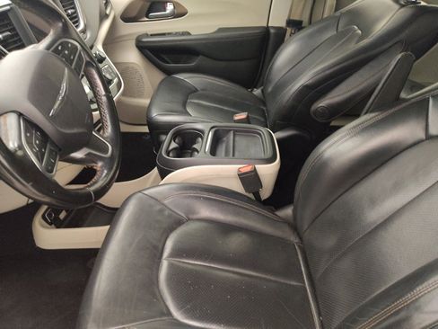 Used 2018 Chrysler Pacifica Touring-L FWD image 17
