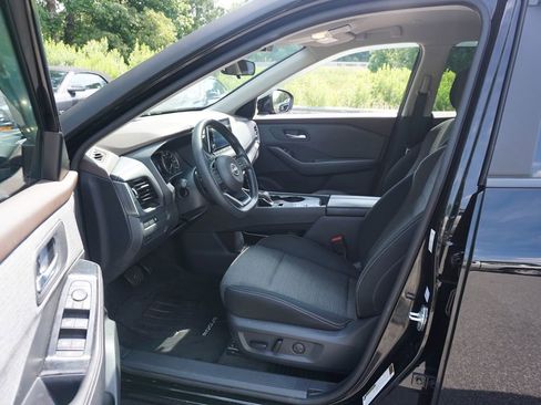 Used 2023 Nissan Rogue SV FWD image 2