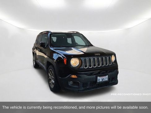 Used 2018 Jeep Renegade Latitude w/ UConnect 8.4 Nav Group FWD image 3