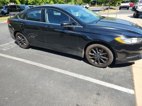 Used 2017 Ford Fusion SE w/ Fusion SE Technology Package FWD image 7