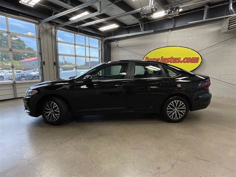 Used 2020 Volkswagen Jetta SE FWD image 2