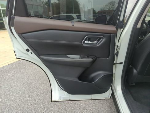 Used 2022 Nissan Rogue Platinum w/ Head-Up Display Package image 28