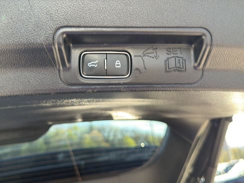 Used 2022 Ford Explorer XLT w/ Equipment Group 202A AWD/4WD image 31
