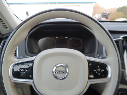 Used 2020 Volvo XC90 T6 Momentum w/ Protection Package Premier image 20