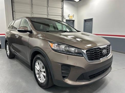 Used 2019 Kia Sorento FWD V6 image 2