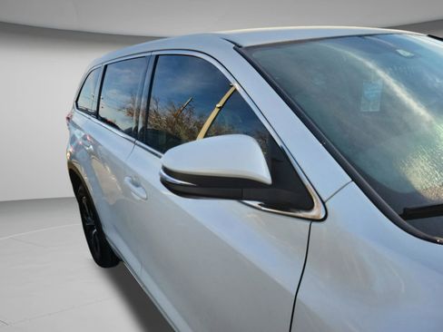 Used 2018 Toyota Highlander LE image 12