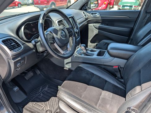 Used 2017 Jeep Grand Cherokee Altitude AWD/4WD image 13
