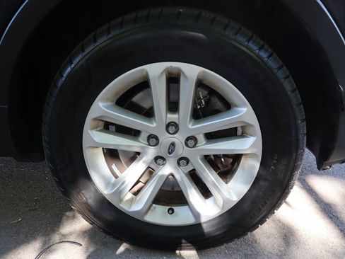 Used 2014 Ford Explorer XLT w/ Equipment Group 202A AWD/4WD image 46