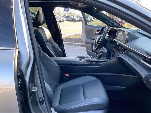 Used 2023 Toyota Crown Limited image 7