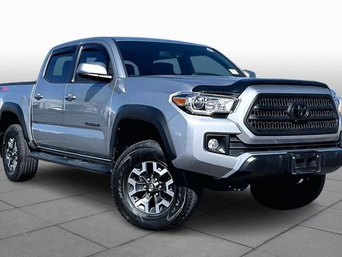 Used 2016 Toyota Tacoma TRD Off-Road image 3
