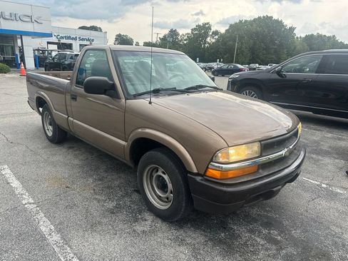Used 2003 Chevrolet S10 Pickup 2WD Regular Cab w/ Convenience Package image 2