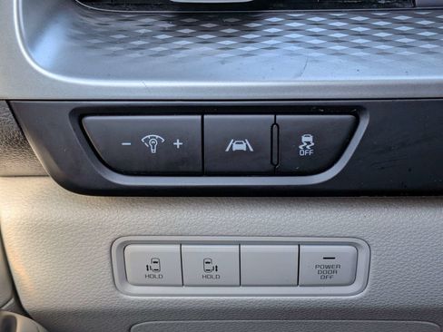 Used 2022 Kia Carnival LX FWD image 32