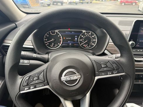 Used 2025 Nissan Altima 2.5 SV FWD image 25
