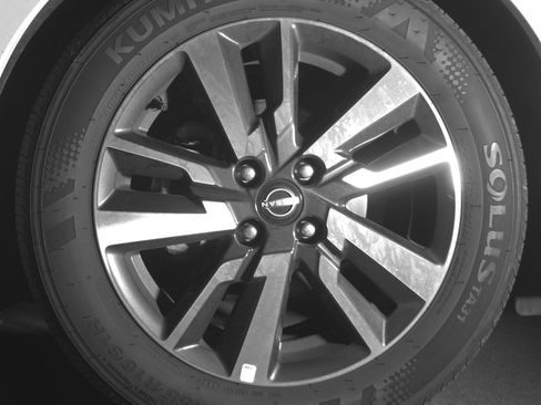 Used 2025 Nissan Versa SV image 11