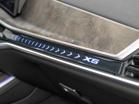 Used 2024 BMW X5 xDrive40i w/ M Sport Package AWD/4WD image 23