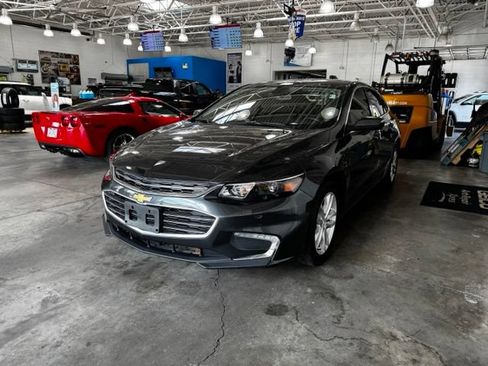Used 2017 Chevrolet Malibu LT FWD image 1