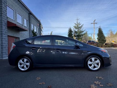 Used 2014 Toyota Prius Five image 5