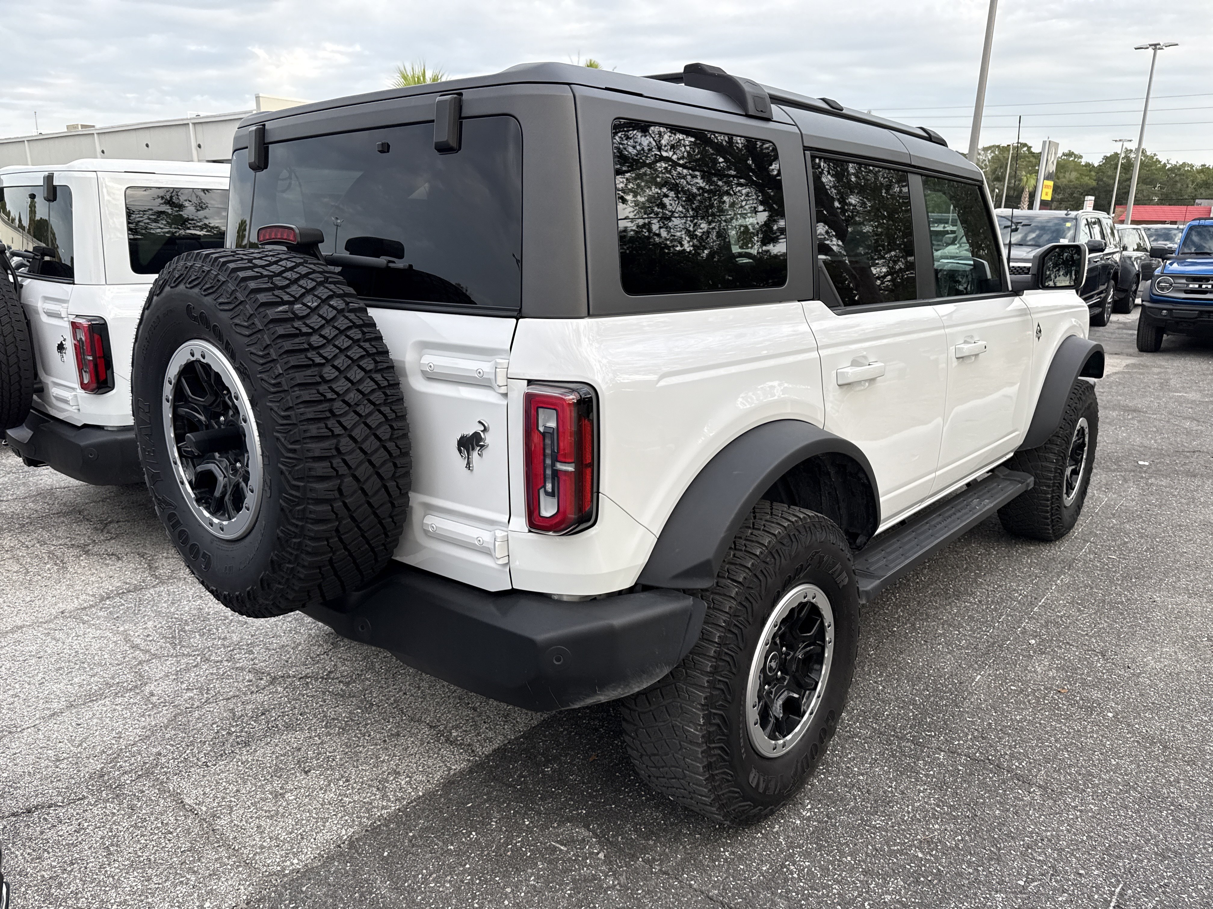 Used 2024 Ford Bronco Outer Banks w/ Sasquatch Package AWD/4WD image 4
