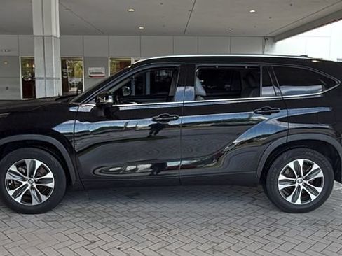 Certified 2021 Toyota Highlander XLE FWD image 4