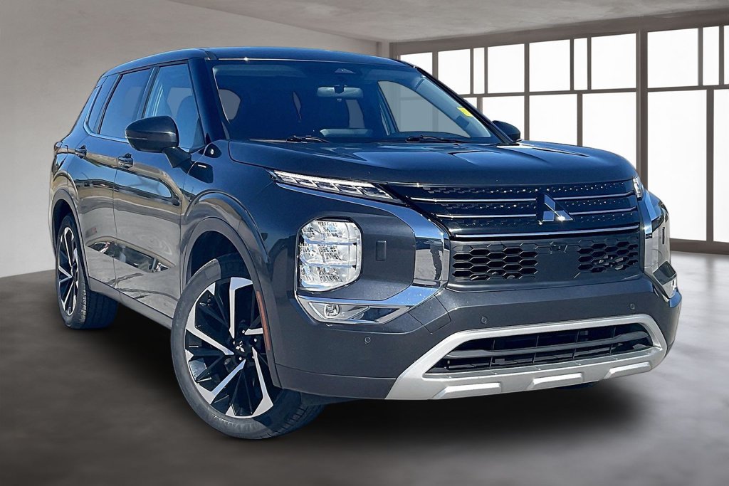 Used 2024 Mitsubishi Outlander AWD image 3