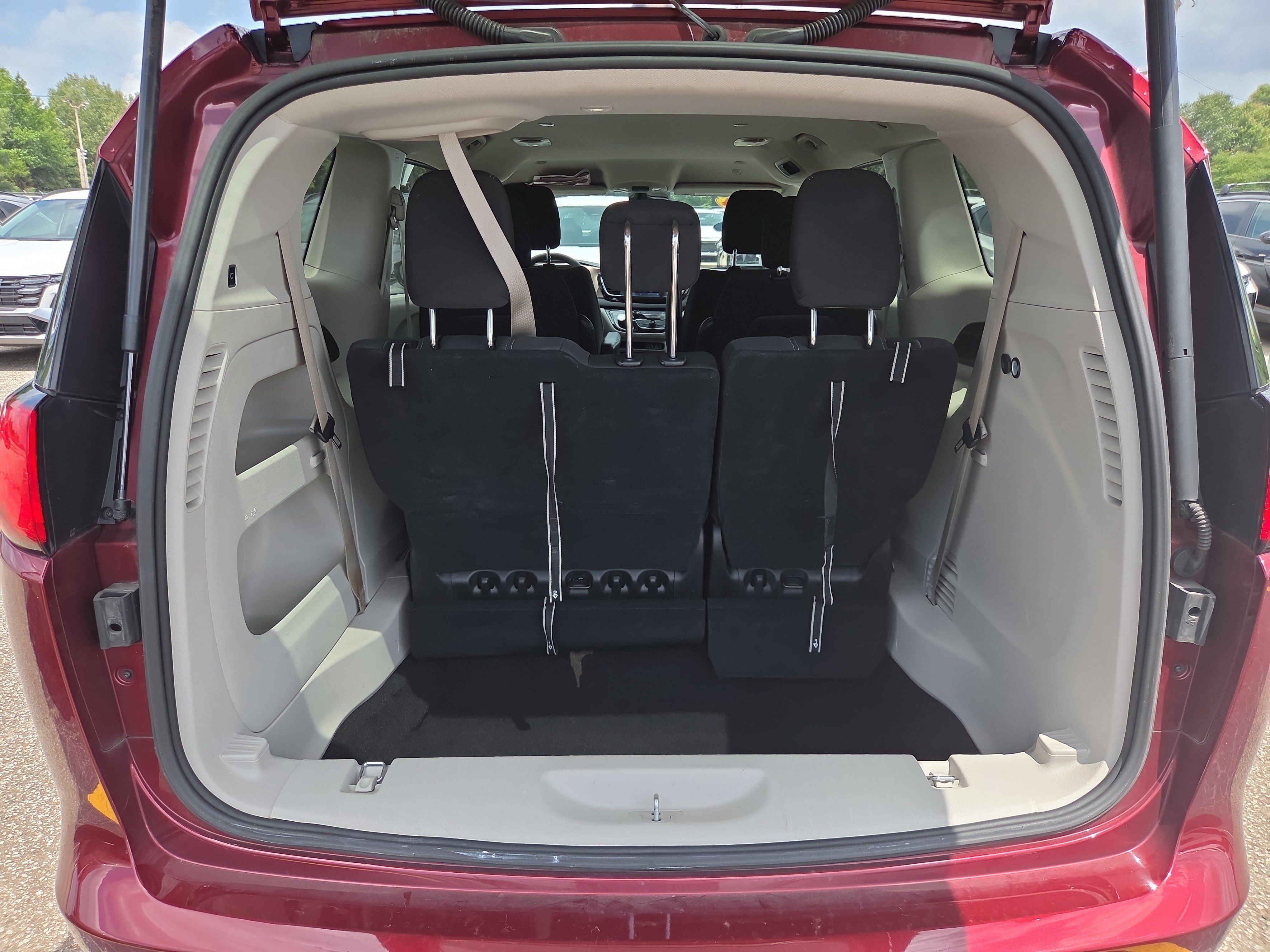 Used 2023 Chrysler Voyager LX FWD image 9