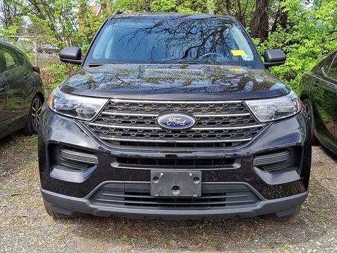 Used 2023 Ford Explorer XLT image 2