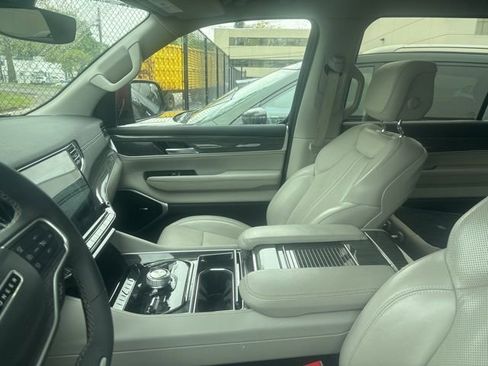 Used 2022 Jeep Wagoneer Series II w/ Premium Group I AWD/4WD image 4