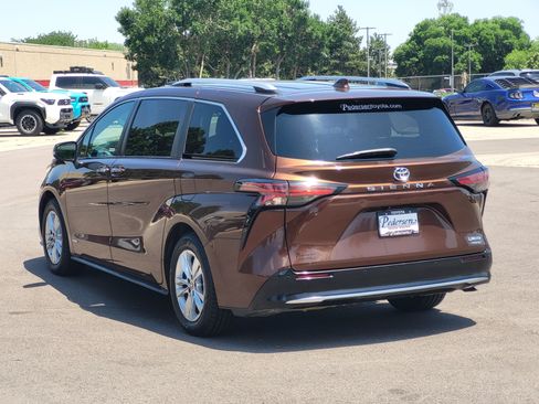 Certified 2021 Toyota Sienna Limited FWD image 3