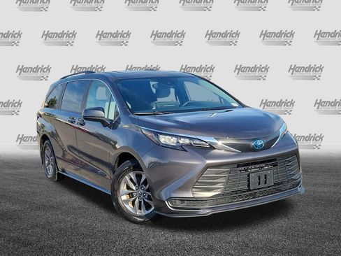 Used 2025 Toyota Sienna LE w/ LE Plus Package AWD/4WD image 2