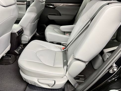 Used 2026 Toyota Highlander Platinum image 36