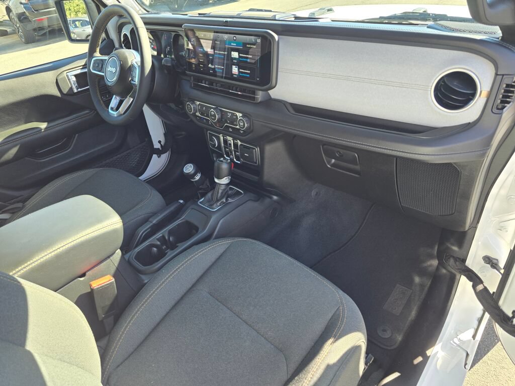 Used 2024 Jeep Wrangler Unlimited Sahara AWD/4WD image 12