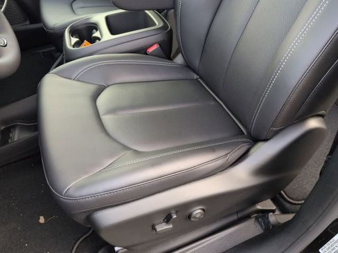 New 2026 Chrysler Pacifica Select image 6