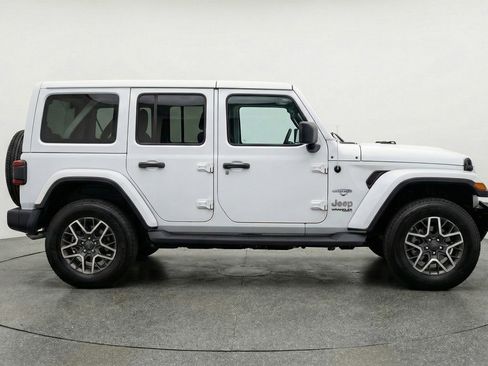 Used 2025 Jeep Wrangler Sahara image 11