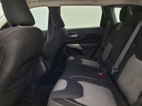 Used 2018 Jeep Cherokee Latitude w/ Altitude Package image 18