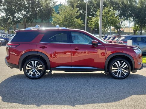 Certified 2025 Nissan Pathfinder Platinum w/ Black Appearance Package FWD image 4