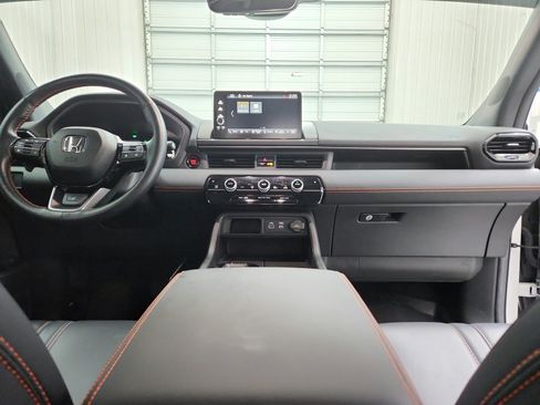 Used 2025 Honda Pilot TrailSport image 29