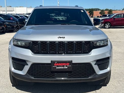 Used 2024 Jeep Grand Cherokee Altitude AWD/4WD image 3