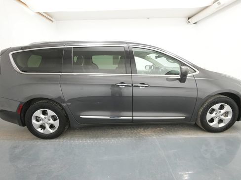 Used 2018 Chrysler Pacifica Touring-L FWD image 10